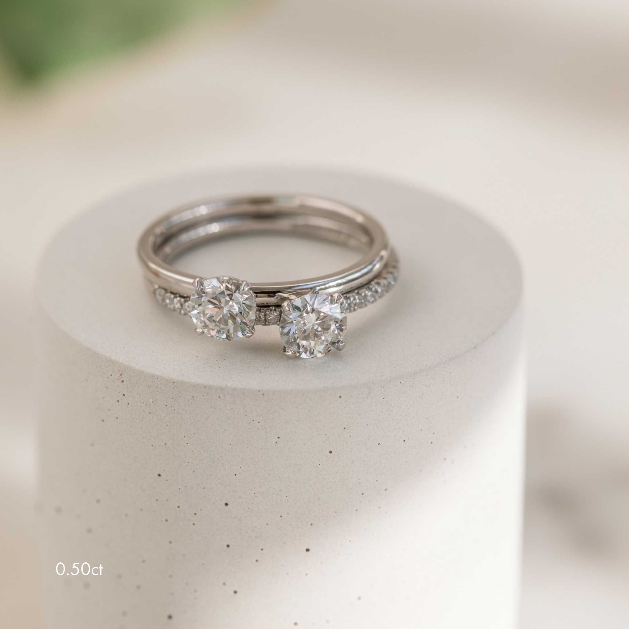 Siro Brilliant diamond with side stones - platinum
