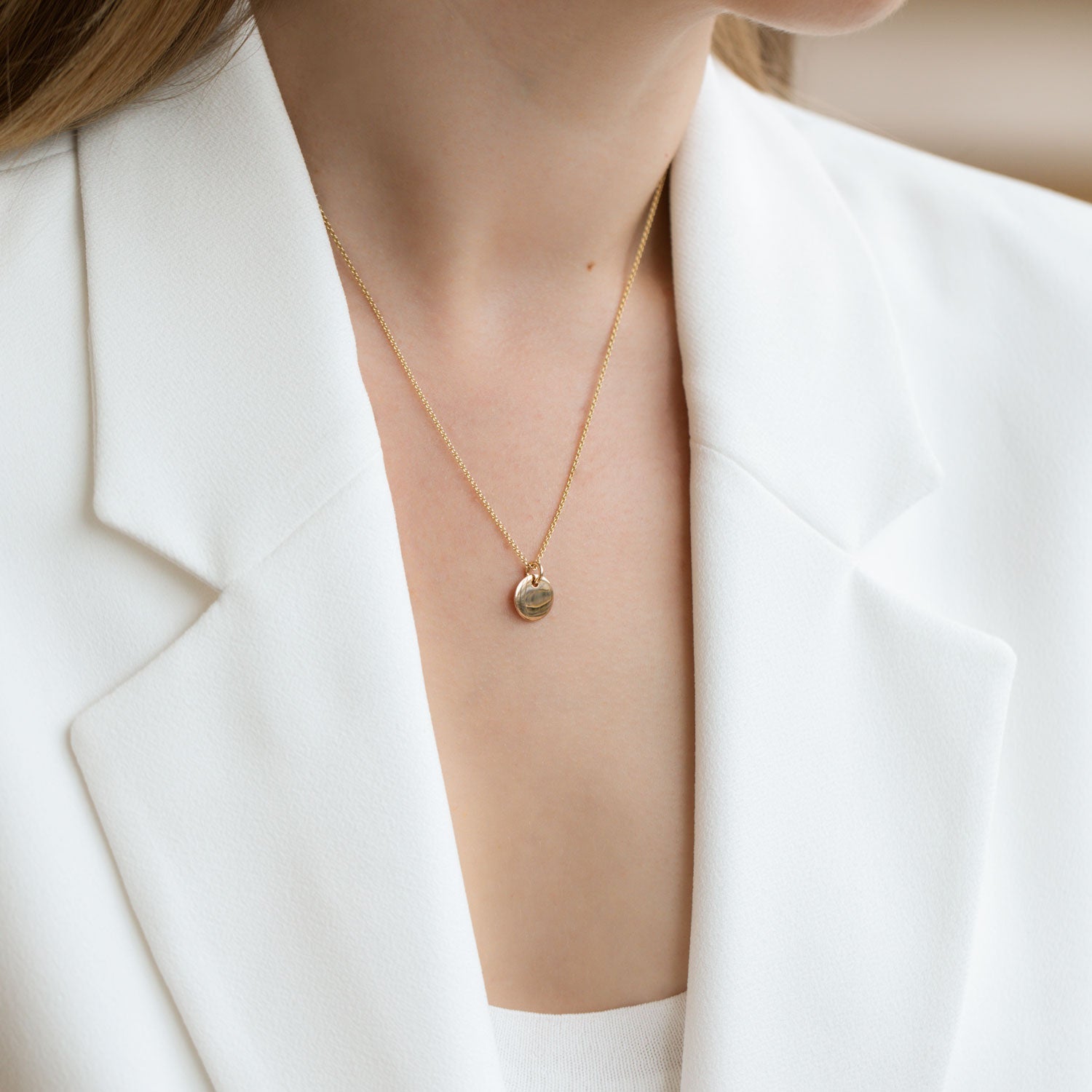 Smooth disk pendant necklace