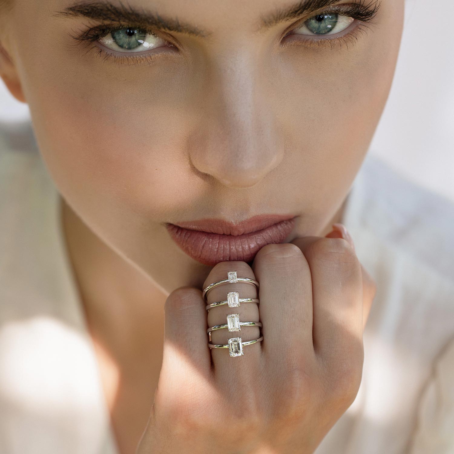 Siro Emerald diamond ring white gold
