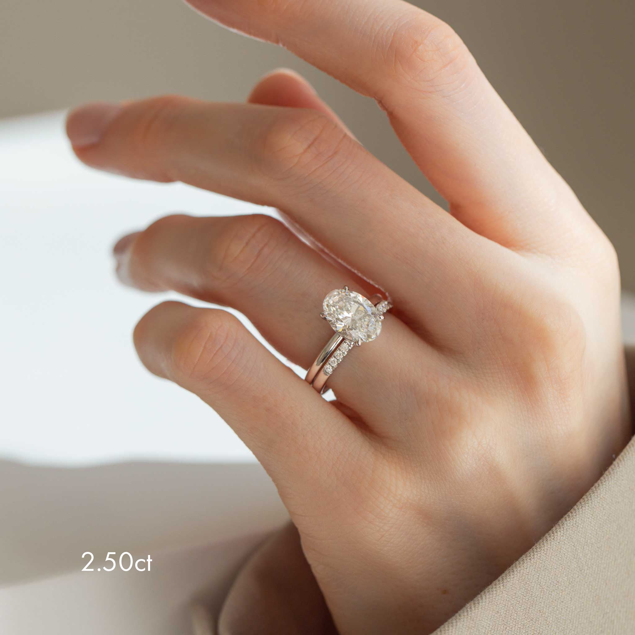Siro Oval diamond ring - white gold