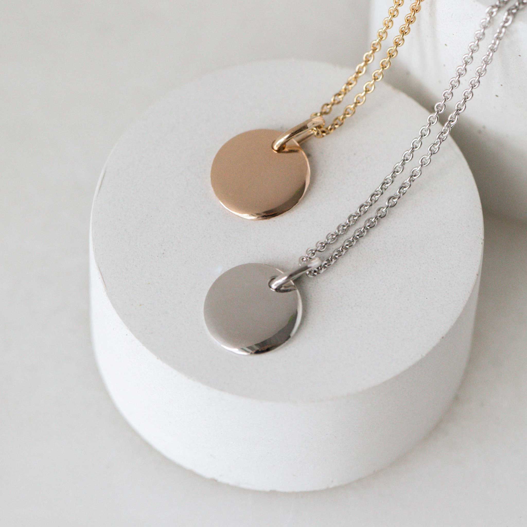 Smooth disk pendant necklace